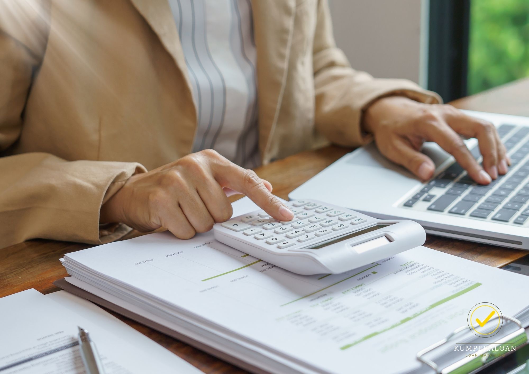 Filipino using loan calculator to compute monthly payments Philippines